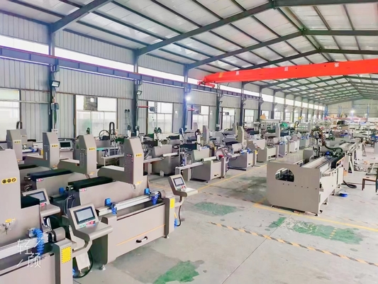 Алюминиевый профиль ЦНЦ обрабатывающие центры Автоматическая CNC буровая фрезерная машина, работающая с длиной 3000 мм
