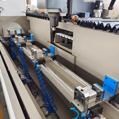 3+1 оси CNC Алюминиевый центр CNC Бурение Фрезерные машины для оконной двери