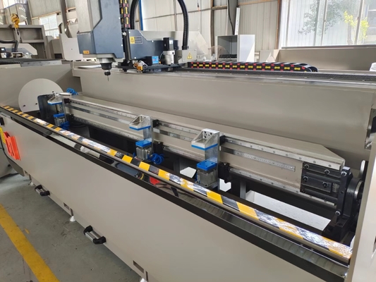 2500 мм Алюминиевый профиль 3 стороны Фрезерный и бурный центр обработки CNC-машина для светодиодного света