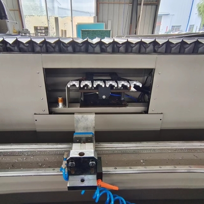 12KW 3 + 1 осевой обрабатывающий центр с ЧПУ Сверлильно-фрезерные станки