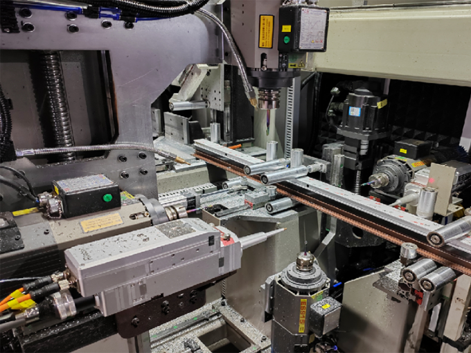 Алюминиевая машина для оконных дверей Алюминиевый профиль для резки и бурения Фрезерный центр 1